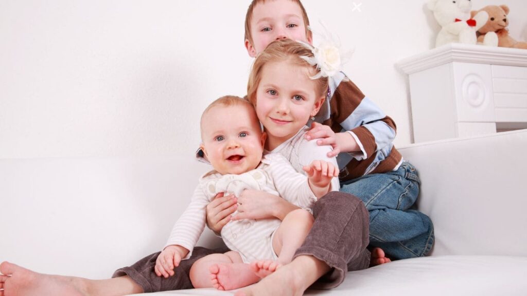 Newborn Pictures with Siblings 6